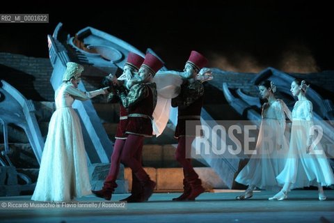 Roma, Terme di Caracalla 07 08 2007.Balletto: Romeo e Giulietta Suite.Direttore: Hirofumi Yoshida.Coreografia: Carla Fracci.Regia: Beppe Menegatti..Interpreti: Oksana Kucheruk (Giulietta) e Alessio Carbone (Romeo)..  ©Riccardo Musacchio & Flavio Ianniello/Rosebud2