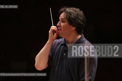 Roma, Auditorium Parco della Musica 14 / 01 / 2005.Orchestra e Coro dellAccademia Nazionale di Santa Cecilia .Antonio Pappano direttore.Ph Riccardo Musacchio..Italy Rome Auditorium Parco della Musica 14 / 01 / 2005.The Santa Cecilias National Accademy Choir and Orchestra, conductor Antonio Pappano during the rehearsals.Ph Riccardo Musacchio  ©Riccardo Musacchio & Flavio Ianniello/Rosebud2