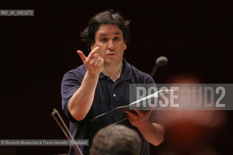 Roma, Auditorium Parco della Musica 14 / 01 / 2005.Orchestra e Coro dellAccademia Nazionale di Santa Cecilia .Antonio Pappano direttore.Ph Riccardo Musacchio..Italy Rome Auditorium Parco della Musica 14 / 01 / 2005.The Santa Cecilias National Accademy Choir and Orchestra, conductor Antonio Pappano during the rehearsals.Ph Riccardo Musacchio  ©Riccardo Musacchio & Flavio Ianniello/Rosebud2