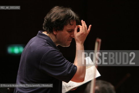 Roma, Auditorium Parco della Musica 14 / 01 / 2005.Orchestra e Coro dellAccademia Nazionale di Santa Cecilia .Antonio Pappano direttore.Ph Riccardo Musacchio..Italy Rome Auditorium Parco della Musica 14 / 01 / 2005.The Santa Cecilias National Accademy Choir and Orchestra, conductor Antonio Pappano during the rehearsals.Ph Riccardo Musacchio  ©Riccardo Musacchio & Flavio Ianniello/Rosebud2