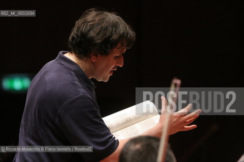 Roma, Auditorium Parco della Musica 14 / 01 / 2005.Orchestra e Coro dellAccademia Nazionale di Santa Cecilia .Antonio Pappano direttore.Ph Riccardo Musacchio..Italy Rome Auditorium Parco della Musica 14 / 01 / 2005.The Santa Cecilias National Accademy Choir and Orchestra, conductor Antonio Pappano during the rehearsals.Ph Riccardo Musacchio  ©Riccardo Musacchio & Flavio Ianniello/Rosebud2