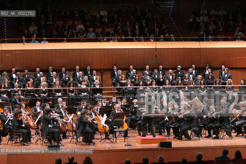 Apr 21 2006 Rome, Auditorium Parco della Musica.Concert in honor of the Holy Father Pope Benedict XVI, on the occasion of Romes traditional birthday..Santa Cecilia Orchestra and Choir.Conductor: Vladimir Jurowski.Soprano: Laura Aikin.  ©Riccardo Musacchio & Flavio Ianniello/Rosebud2