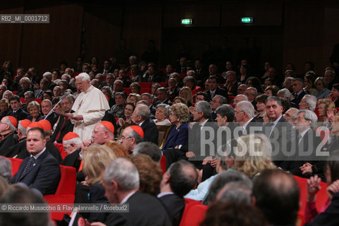 Apr 21 2006 Rome, Auditorium Parco della Musica.Concert in honor of the Holy Father Pope Benedict XVI, on the occasion of Romes traditional birthday..Santa Cecilia Orchestra and Choir.Conductor: Vladimir Jurowski.Soprano: Laura Aikin.In the picture: Pope Benedict XVI gives a speech in front of Italian President Carlo Azeglio Ciampi.  ©Riccardo Musacchio & Flavio Ianniello/Rosebud2