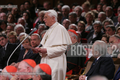 Apr 21 2006 Rome, Auditorium Parco della Musica.Concert in honor of the Holy Father Pope Benedict XVI, on the occasion of Romes traditional birthday..Santa Cecilia Orchestra and Choir.Conductor: Vladimir Jurowski.Soprano: Laura Aikin.In the picture: Pope Benedict XVI gives a speech in front of Italian President Carlo Azeglio Ciampi.  ©Riccardo Musacchio & Flavio Ianniello/Rosebud2