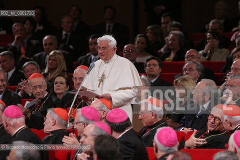 Apr 21 2006 Rome, Auditorium Parco della Musica.Concert in honor of the Holy Father Pope Benedict XVI, on the occasion of Romes traditional birthday..Santa Cecilia Orchestra and Choir.Conductor: Vladimir Jurowski.Soprano: Laura Aikin.In the picture: Pope Benedict XVI gives a speech in front of Italian President Carlo Azeglio Ciampi.  ©Riccardo Musacchio & Flavio Ianniello/Rosebud2