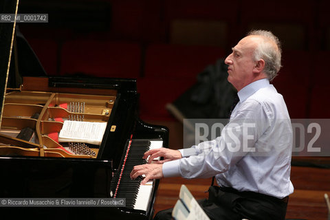 Roma, Auditorium Parco della Musica 04 01 2008.Pollini Prospettive..Orchestra dellAccademia Nazionale di Santa Cecilia..Direttore Antonio Pappano.Pianoforte Maurizio Pollini (in prova)..Ph Riccardo Musacchio  ©Riccardo Musacchio & Flavio Ianniello/Rosebud2