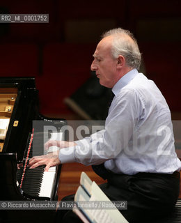 Roma, Auditorium Parco della Musica 04 01 2008.Pollini Prospettive..Orchestra dellAccademia Nazionale di Santa Cecilia..Direttore Antonio Pappano.Pianoforte Maurizio Pollini (in prova)..Ph Riccardo Musacchio  ©Riccardo Musacchio & Flavio Ianniello/Rosebud2