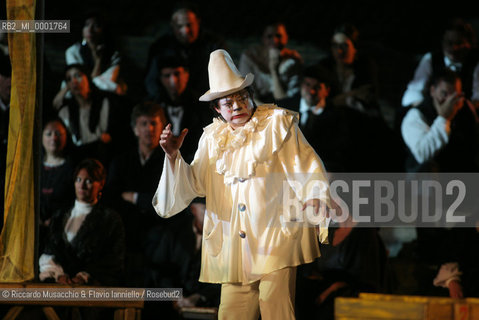 Roma, Terme di Caracalla 07 08 2007 .Opera: Pagliacci di Ruggero Leoncavallo.Romeo e Giulietta Suite.Direttore: Hirofumi Yoshida.Regia: Beppe Menegatti..Interpreti principali: Warren Mok (Canio), Susanna Branchini (Nedda), Devid Cecconi (Tonio), Francesco Piccoli (Peppe), Domenico Balzani (Silvio)..Nella foto: Warren Mok (Canio)..  ©Riccardo Musacchio & Flavio Ianniello/Rosebud2