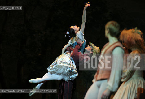 Roma, Teatro dellOpera 15 02 2007.GISELLE.Balletto in due atti su soggetto di Theophile Gautier e Vernoy de Saint-Georges.Musica di Adolphe-Charles Adam.ORCHESTRA E CORPO DI BALLO DEL TEATRO DELLOPERA .ALLESTIMENTO DEL TEATRO DELLOPERA .Direttore: David Coleman.Coreografia: Carla Fracci.Interpreti principali: Oksana Kucheruk (Giselle) e .Andrian Fadaeev (Albrecht..  ©Riccardo Musacchio & Flavio Ianniello/Rosebud2