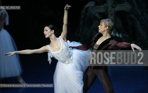 Roma, Teatro dellOpera 15 02 2007.GISELLE.Balletto in due atti su soggetto di Theophile Gautier e Vernoy de Saint-Georges.Musica di Adolphe-Charles Adam.ORCHESTRA E CORPO DI BALLO DEL TEATRO DELLOPERA .ALLESTIMENTO DEL TEATRO DELLOPERA .Direttore: David Coleman.Coreografia: Carla Fracci.Interpreti principali: Oksana Kucheruk (Giselle) e .Andrian Fadaeev (Albrecht..  ©Riccardo Musacchio & Flavio Ianniello/Rosebud2