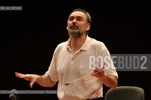 Rome, Auditorium  03 12 2004.the conductor Will Humburg condutcs the Santa Cecilia Orchestra during the rehearsals .Ph Riccardo Musacchio  ©Riccardo Musacchio & Flavio Ianniello/Rosebud2