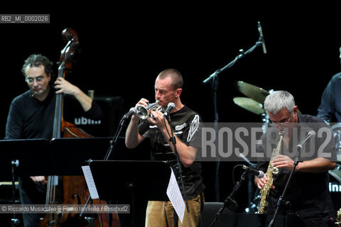 Roma, Auditorium Parco della Musica 07 09 2008.PMJO Giammarco, Damiani - Giovanni Allevi .Una striscia di terra feconda..PMJO Parco della Musica Jazz Orchestra .Paolo Damiani violoncello, direzione.Maurizio Giammarco sassofoni, direzione.Mederic Collignon tromba, voce..  ©Riccardo Musacchio & Flavio Ianniello/Rosebud2