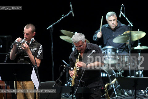 Roma, Auditorium Parco della Musica 07 09 2008.PMJO Giammarco, Damiani - Giovanni Allevi .Una striscia di terra feconda..PMJO Parco della Musica Jazz Orchestra .Paolo Damiani violoncello, direzione.Maurizio Giammarco sassofoni, direzione.Mederic Collignon tromba, voce..  ©Riccardo Musacchio & Flavio Ianniello/Rosebud2