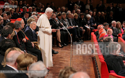 Apr 21 2006 Rome, Auditorium Parco della Musica..Concert in honor of the Holy Father Pope Benedict XVI, on the occasion of Romes traditional birthday...Santa Cecilia Orchestra and Choir..Conductor: Vladimir Jurowski..Soprano: Laura Aikin..In the picture: Pope Benedict XVI gives a speech in front of Italian President Carlo Azeglio Ciampi..  ©Riccardo Musacchio & Flavio Ianniello/Rosebud2