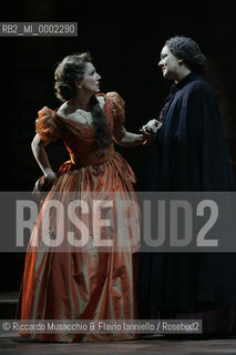 Roma, Teatro dell Opera 20 11 2005.La Sonnambula. Musica di Vincenzo Bellini.Regia Pier Francesco Maestrini.Direttore dêorchestra Bruno Campanella.Scene e costumi Alfredo Troisi.Nella foto: Cinzia Forte (Amina) e Sonia Zaramella (Teresa).Ph Riccardo Musacchio  ©Riccardo Musacchio & Flavio Ianniello/Rosebud2