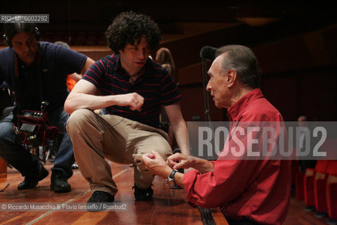 Roma, Auditorium Parco della Musica 14 09 2006.Orquesta Sinfonica Juvenil de Venezuela Simon Bolivar, direttore Gustavo Dudamel in prova..nella foto: Gustavo Dudamel con Claudio Abbado.  ©Riccardo Musacchio & Flavio Ianniello/Rosebud2