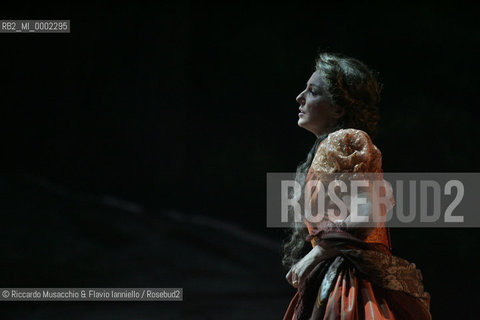 Roma, Teatro dell Opera 20 11 2005.La Sonnambula. Musica di Vincenzo Bellini.Regia Pier Francesco Maestrini.Direttore dêorchestra Bruno Campanella.Scene e costumi Alfredo Troisi.Nella foto: Cinzia Forte (Amina).Ph Riccardo Musacchio  ©Riccardo Musacchio & Flavio Ianniello/Rosebud2