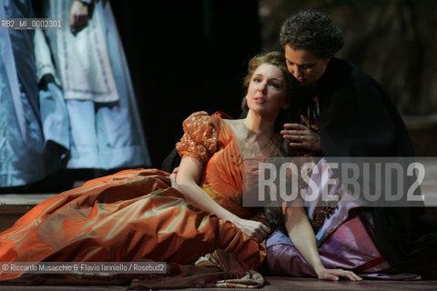 Roma, Teatro dell Opera 20 11 2005.La Sonnambula. Musica di Vincenzo Bellini.Regia Pier Francesco Maestrini.Direttore dêorchestra Bruno Campanella.Scene e costumi Alfredo Troisi.Nella foto: Cinzia Forte (Amina) e Sonia Zaramella (Teresa).Ph Riccardo Musacchio  ©Riccardo Musacchio & Flavio Ianniello/Rosebud2