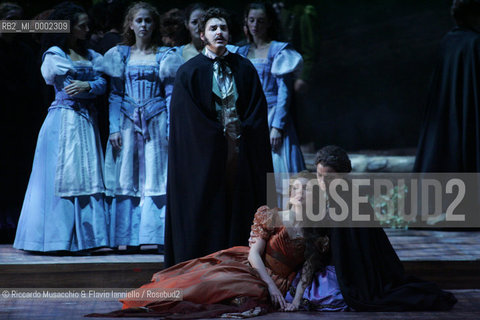 Roma, Teatro dell Opera 20 11 2005.La Sonnambula. Musica di Vincenzo Bellini.Regia Pier Francesco Maestrini.Direttore dêorchestra Bruno Campanella.Scene e costumi Alfredo Troisi.Nella foto: Cinzia Forte (Amina), Dmitri Korchak (Elvino) e Sonia Zaramella (Teresa).Ph Riccardo Musacchio  ©Riccardo Musacchio & Flavio Ianniello/Rosebud2