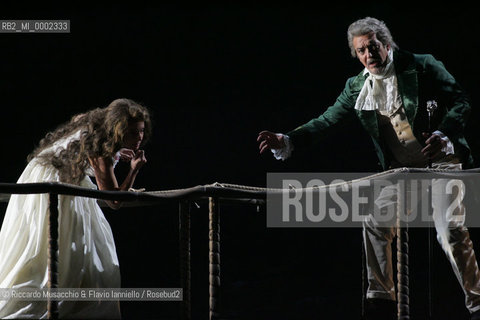 Roma, Teatro dell Opera 20 11 2005.La Sonnambula. Musica di Vincenzo Bellini.Regia Pier Francesco Maestrini.Direttore dêorchestra Bruno Campanella.Scene e costumi Alfredo Troisi.Nella foto: Vincenzo Capuano (Rodolfo) e Cinzia Forte (Amina).Ph Riccardo Musacchio  ©Riccardo Musacchio & Flavio Ianniello/Rosebud2