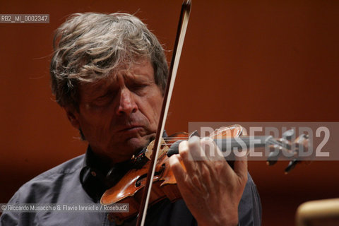 Roma, Auditorium Parco della Musica 27 01 06.Orchestra dellAccademia Nazionale di Santa Cecilia in prova, direttore Dietfried Bernet, violino Uto Ughi.Ph Riccardo Musacchio & Flavio Ianniello  ©Riccardo Musacchio & Flavio Ianniello/Rosebud2