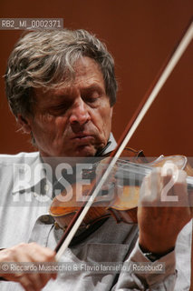 Roma, Auditorium Parco della Musica 27 01 06.Orchestra dellAccademia Nazionale di Santa Cecilia in prova, direttore Dietfried Bernet, violino Uto Ughi.Ph Riccardo Musacchio & Flavio Ianniello  ©Riccardo Musacchio & Flavio Ianniello/Rosebud2