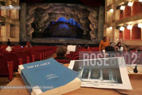 Roma, Teatro dell Opera 12 01 2006.prove di scena di: DON GIOVANNI.Dramma giocoso in due atti (K 527) .Libretto di Lorenzo Da Ponte.Musica di Wolfgang Amadeus Mozart .ORCHESTRA E CORO DEL TEATRO DELLOPERA .ALLESTIMENTO DEL METROPOLITAN DI NEW YORK .Maestro Concertatore e Direttore: Hubert Saudant.RegÒa e Scene: Franco Zeffirellli.Costumi: Anna Anni.Nella foto: lo spartito e una foto di scena dell Opera.Ph Riccardo Musacchio  ©Riccardo Musacchio & Flavio Ianniello/Rosebud2