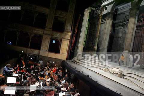 Roma, Teatro dell Opera 12 01 2006.prove di scena di: DON GIOVANNI.Dramma giocoso in due atti (K 527) .Libretto di Lorenzo Da Ponte.Musica di Wolfgang Amadeus Mozart .ORCHESTRA E CORO DEL TEATRO DELLOPERA .ALLESTIMENTO DEL METROPOLITAN DI NEW YORK .Maestro Concertatore e Direttore: Hubert Saudant.RegÒa e Scene: Franco Zeffirellli.Costumi: Anna Anni.Ph Riccardo Musacchio  ©Riccardo Musacchio & Flavio Ianniello/Rosebud2