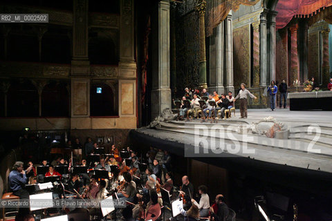 Roma, Teatro dell Opera 12 01 2006.prove di scena di: DON GIOVANNI.Dramma giocoso in due atti (K 527) .Libretto di Lorenzo Da Ponte.Musica di Wolfgang Amadeus Mozart .ORCHESTRA E CORO DEL TEATRO DELLOPERA .ALLESTIMENTO DEL METROPOLITAN DI NEW YORK .Maestro Concertatore e Direttore: Hubert Saudant.Reg“a e Scene: Franco Zeffirellli.Costumi: Anna Anni.Ph Riccardo Musacchio  ©Riccardo Musacchio & Flavio Ianniello/Rosebud2