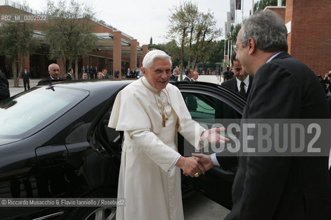 Apr 21 2006 Rome, Auditorium Parco della Musica.Concert in honor of the Holy Father Pope Benedict XVI, on the occasion of Romes traditional birthday..Santa Cecilia Orchestra and Choir.Conductor: Vladimir Jurowski.Soprano: Laura Aikin.In the picture: the Pope arrives at the Auditorium.  ©Riccardo Musacchio & Flavio Ianniello/Rosebud2