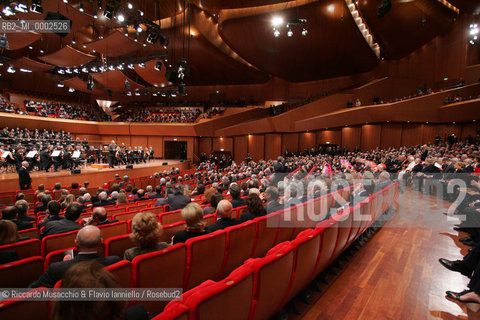 Apr 21 2006 Rome, Auditorium Parco della Musica.Concert in honor of the Holy Father Pope Benedict XVI, on the occasion of Romes traditional birthday..Santa Cecilia Orchestra and Choir.Conductor: Vladimir Jurowski.Soprano: Laura Aikin.  ©Riccardo Musacchio & Flavio Ianniello/Rosebud2