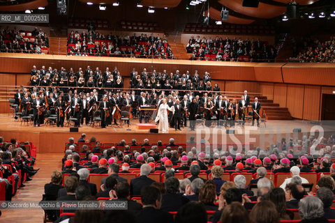 Apr 21 2006 Rome, Auditorium Parco della Musica.Concert in honor of the Holy Father Pope Benedict XVI, on the occasion of Romes traditional birthday..Santa Cecilia Orchestra and Choir.Conductor: Vladimir Jurowski.Soprano: Laura Aikin.  ©Riccardo Musacchio & Flavio Ianniello/Rosebud2