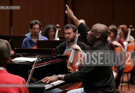 roma, Auditorium Parco della Musica 28 / 04 / 2005.Orchestra dellAccademia Nazionale di Santa Cecilia in prova, direttore e pianoforte Wayne Marshall.Ph Riccardo Musacchio  ©Riccardo Musacchio & Flavio Ianniello/Rosebud2