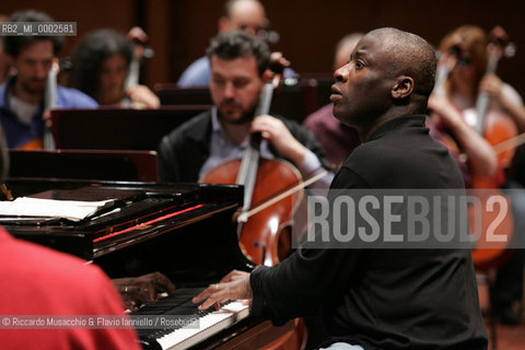 roma, Auditorium Parco della Musica 28 / 04 / 2005.Orchestra dellAccademia Nazionale di Santa Cecilia in prova, direttore e pianoforte Wayne Marshall.Ph Riccardo Musacchio  ©Riccardo Musacchio & Flavio Ianniello/Rosebud2