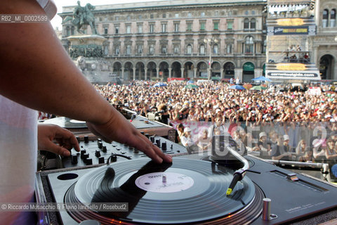 Italy, Milan May 29 2005 Duomo square.Cornetto Free Music Festival.in the picture: DJ set.  ©Riccardo Musacchio & Flavio Ianniello/Rosebud2