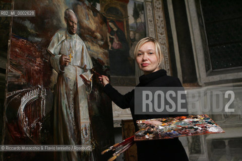 Rome, Santa Maria del Popolo Nov 22  2006.Portrait of the artist  Natalia Tsarkova with her painting of Pope Giovanni Paolo II and in the background, the Pinturicchio frescos in chapels..  ©Riccardo Musacchio & Flavio Ianniello/Rosebud2