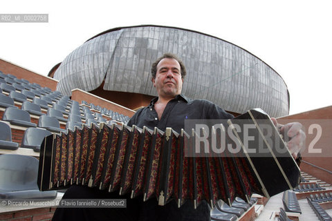 Roma, Auditorium Parco della Musica 23 06 2005.Nella foto: Richard Galliano ritratto con il suo inseparabile Bandoneon.Ph Riccardo Musacchio..Italy Rome, Auditorium Parco della Musica 23 06 2005.Portraits of the musician Richard Galliano with his instrument Bandoneon.Ph Riccardo Musacchio  ©Riccardo Musacchio & Flavio Ianniello/Rosebud2