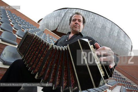 Roma, Auditorium Parco della Musica 23 06 2005.Nella foto: Richard Galliano ritratto con il suo inseparabile Bandoneon.Ph Riccardo Musacchio..Italy Rome, Auditorium Parco della Musica 23 06 2005.Portraits of the musician Richard Galliano with his instrument Bandoneon.Ph Riccardo Musacchio  ©Riccardo Musacchio & Flavio Ianniello/Rosebud2