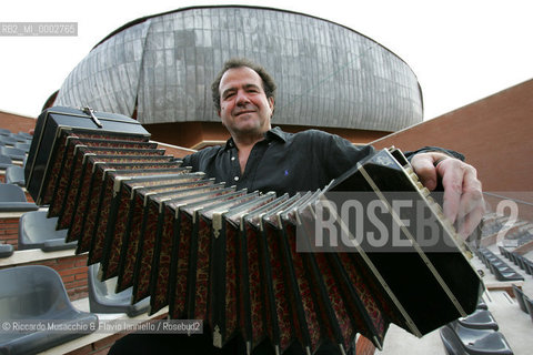 Roma, Auditorium Parco della Musica 23 06 2005.Nella foto: Richard Galliano ritratto con il suo inseparabile Bandoneon.Ph Riccardo Musacchio..Italy Rome, Auditorium Parco della Musica 23 06 2005.Portraits of the musician Richard Galliano with his instrument Bandoneon.Ph Riccardo Musacchio  ©Riccardo Musacchio & Flavio Ianniello/Rosebud2