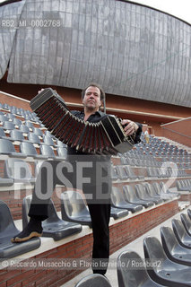 Roma, Auditorium Parco della Musica 23 06 2005.Nella foto: Richard Galliano ritratto con il suo inseparabile Bandoneon.Ph Riccardo Musacchio..Italy Rome, Auditorium Parco della Musica 23 06 2005.Portraits of the musician Richard Galliano with his instrument Bandoneon.Ph Riccardo Musacchio  ©Riccardo Musacchio & Flavio Ianniello/Rosebud2