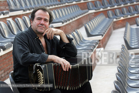 Roma, Auditorium Parco della Musica 23 06 2005.Nella foto: Richard Galliano ritratto con il suo inseparabile Bandoneon.Ph Riccardo Musacchio..Italy Rome, Auditorium Parco della Musica 23 06 2005.Portraits of the musician Richard Galliano with his instrument Bandoneon.Ph Riccardo Musacchio  ©Riccardo Musacchio & Flavio Ianniello/Rosebud2