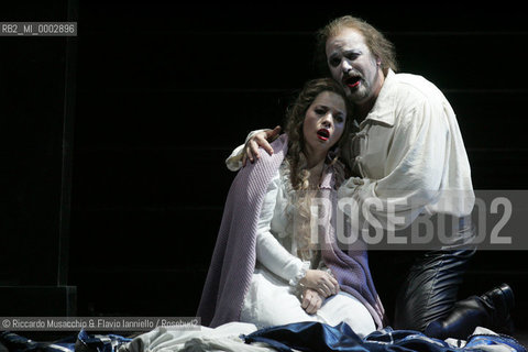 Feb 08 2006  Opera Theatre of Rome.RIGOLETTO.Music of Giuseppe Verdi.Rome Opera Orchestra and choir .Conductor: Bruno Campanella .Director: Giovanni Agostinucci .In the picture: Roberto Frontali (Rigoletto) e Olga Makarina (Gilda).  ©Riccardo Musacchio & Flavio Ianniello/Rosebud2