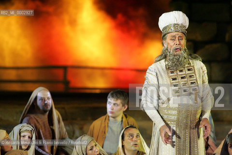 Terme di Caracalla, 16 07 2007.Nabucco.Dramma lirico in quattro atti.Libretto di Temistocle Solera .Musica di Giuseppe Verdi .Orchestra e Coro del Teatro dellOpera di Roma.Maestro concertatore e Direttore: Antonio Pirolli.Maestro del Coro: Andrea Giorgi.Regia e Scene: Jacobo Kaufmann.Costumi: Anna Biagiotti.nella foto: Samuel Ramey (Zaccaria).  ©Riccardo Musacchio & Flavio Ianniello/Rosebud2