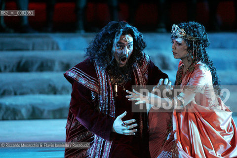 Terme di Caracalla, 16 07 2007.Nabucco.Dramma lirico in quattro atti.Libretto di Temistocle Solera .Musica di Giuseppe Verdi .Orchestra e Coro del Teatro dellOpera di Roma.Maestro concertatore e Direttore: Antonio Pirolli.Maestro del Coro: Andrea Giorgi.Regia e Scene: Jacobo Kaufmann.Costumi: Anna Biagiotti.nella foto: Carlo Guelfi (Nabucco) e Federica Bragaglia (Fenena).  ©Riccardo Musacchio & Flavio Ianniello/Rosebud2