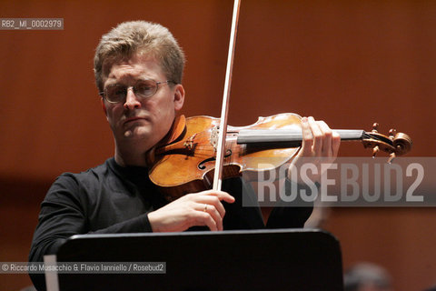 17 Mar 2006 Rome, Auditorium Parco della Musica.The german vilonist Chistian Tezlaff during the reharsals with the Santa Cecilias Orchestra.  ©Riccardo Musacchio & Flavio Ianniello/Rosebud2