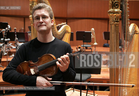 17 Mar 2006 Rome, Auditorium Parco della Musica.Portrait of the german vilonist Chistian Tezlaff during the reharsals with the Santa Cecilias Orchestra.  ©Riccardo Musacchio & Flavio Ianniello/Rosebud2