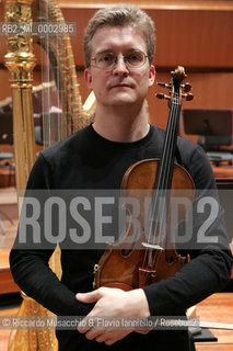 17 Mar 2006 Rome, Auditorium Parco della Musica.Portrait of the german vilonist Chistian Tezlaff during the reharsals with the Santa Cecilias Orchestra.  ©Riccardo Musacchio & Flavio Ianniello/Rosebud2