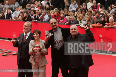 Rome, Auditorium Oct 21 2006..Romefilmfest 2006: the winners and the Awards..In the picture from left: the winners of the Romefilmfest with thei awards Giorgio Colangeli best actor, Ariane Ascaride best actress, Kirill Serebrennikov best movie and Shane Meadows..  ©Riccardo Musacchio & Flavio Ianniello/Rosebud2