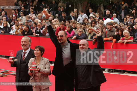 Rome, Auditorium Oct 21 2006..Romefilmfest 2006: the winners and the Awards..In the picture from left: the winners of the Romefilmfest with thei awards Giorgio Colangeli best actor, Ariane Ascaride best actress, Kirill Serebrennikov best movie and Shane Meadows..  ©Riccardo Musacchio & Flavio Ianniello/Rosebud2