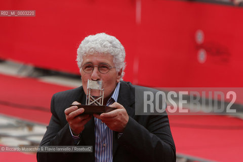 Rome, Auditorium Oct 21 2006..Romefilmfest 2006: the winners and the Awards..In the picture: the italian actor Ninetto Davoli wins the L.A.R.A. award for the movie Uno su Due.  ©Riccardo Musacchio & Flavio Ianniello/Rosebud2